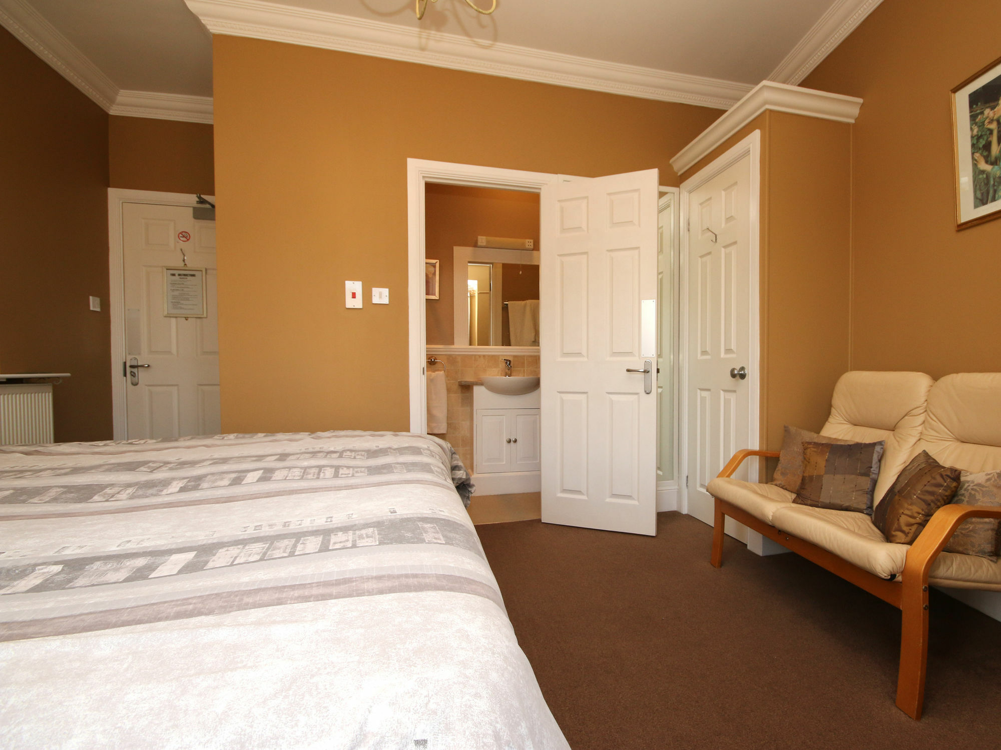 The Courtyard Guest House Great Yarmouth Exterior photo